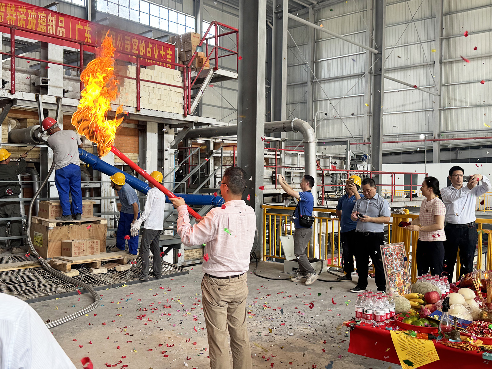 Son şirket blogları hakkında Tenuo Glass Successfully Heating Up 30 T/D High-End Cosmetic Bottle Furnace Project in Guangdong